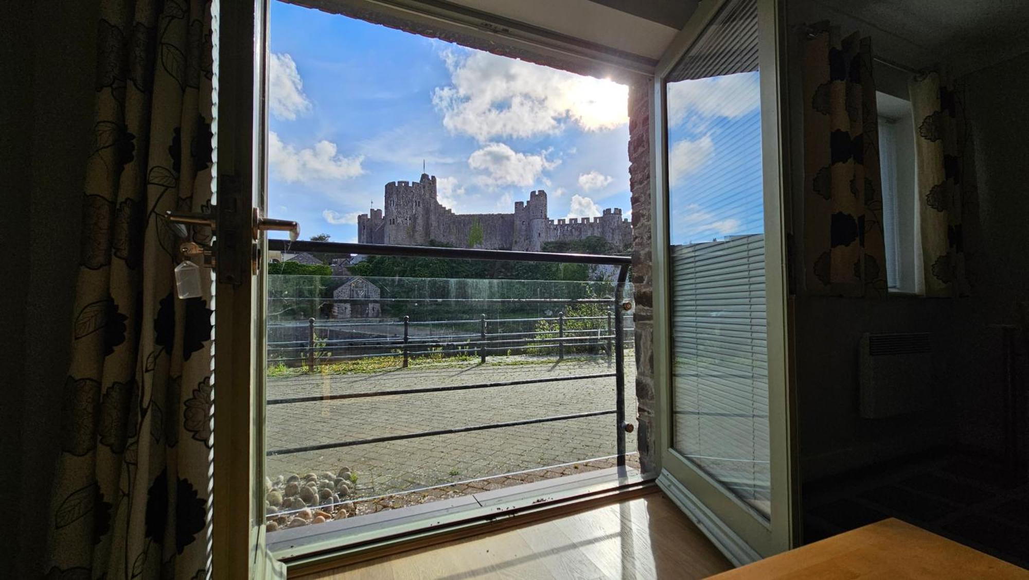 Апартаменты Castle Pond House Пембрук Экстерьер фото